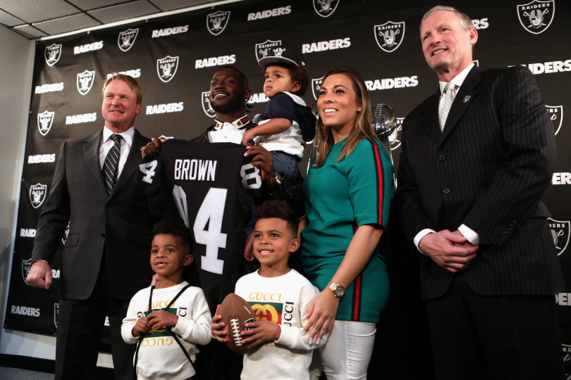 The+Oakland+Raiders+new+wide+receiver+Antonio+Brown+and+his+family+along+with+head+coach+Jon+Gruden%2C+far+left%2C+and+general+manager+Mike+Mayock%2C+far+right%2C+pose+for+photographs+following+a+news+conference+held+at+the+team%27s+headquarters+in+Alameda%2C+Calif.%2C+on+Wednesday%2C+March+13%2C+2019.++%28Anda+Chu%2FBay+Area+News+Group%29